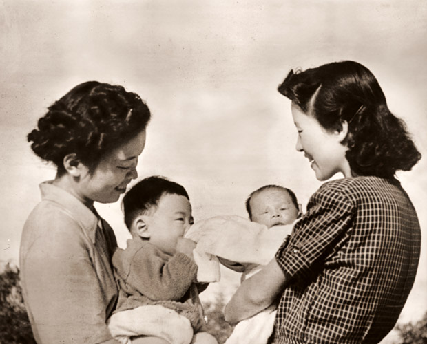 母子同士 [狩谷垣郎, 日本カメラ 1953年6月号より] パブリックドメイン画像 
