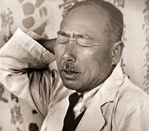 温灸師の表情 [助川泰教, 日本カメラ 1953年6月号より]のサムネイル画像