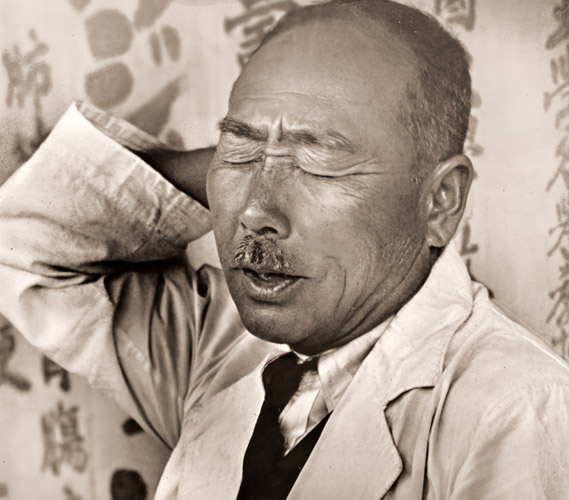 温灸師の表情 [助川泰教, 日本カメラ 1953年6月号より] パブリックドメイン画像 