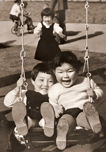仲よしぶらんこ [松田二三男, 日本カメラ 1953年6月号より]のサムネイル画像