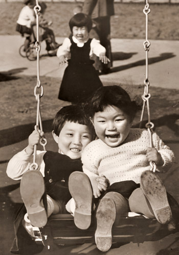 仲よしぶらんこ [松田二三男, 日本カメラ 1953年6月号より] パブリックドメイン画像 
