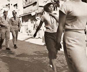 基地の女 [皆川豊吉, 日本カメラ 1953年10月号より]のサムネイル画像