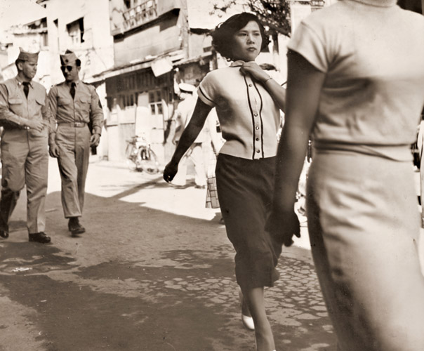 基地の女 [皆川豊吉, 日本カメラ 1953年10月号より] パブリックドメイン画像 