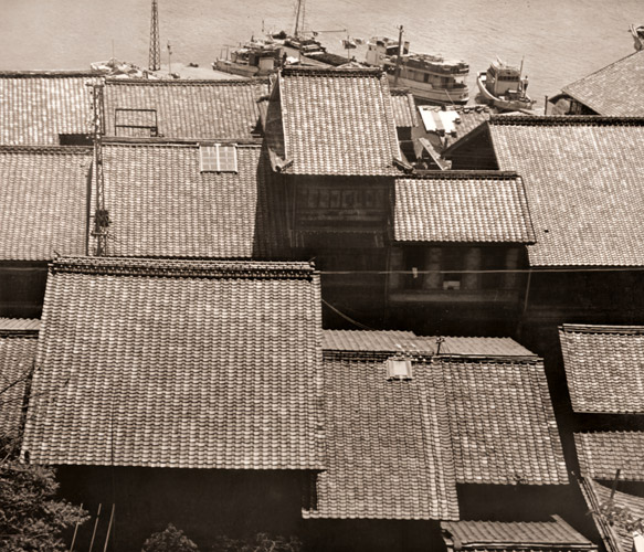港町の風景 [阿部旭, 日本カメラ 1953年10月号より] パブリックドメイン画像 
