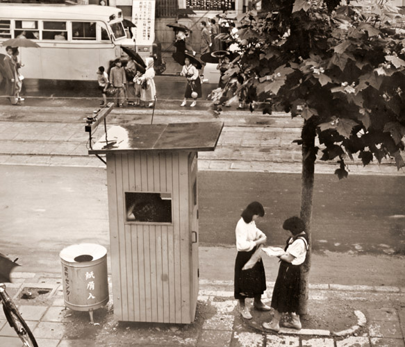 電話ボックス [佐藤利夫, 日本カメラ 1953年10月号より] パブリックドメイン画像 