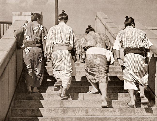 力士と石段 [米山明治, 日本カメラ 1955年2月号より] パブリックドメイン画像 