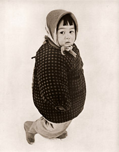 雪の子 [小西朝一, 日本カメラ 1955年2月号より]のサムネイル画像