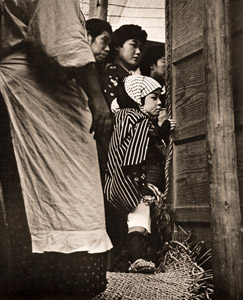 舞台裏 [樋下和雄, 日本カメラ 1955年2月号より]のサムネイル画像
