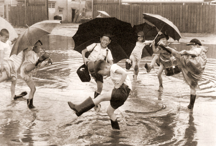 雨の中の子供 [小林芳作, 日本カメラ 1955年2月号より] パブリックドメイン画像 