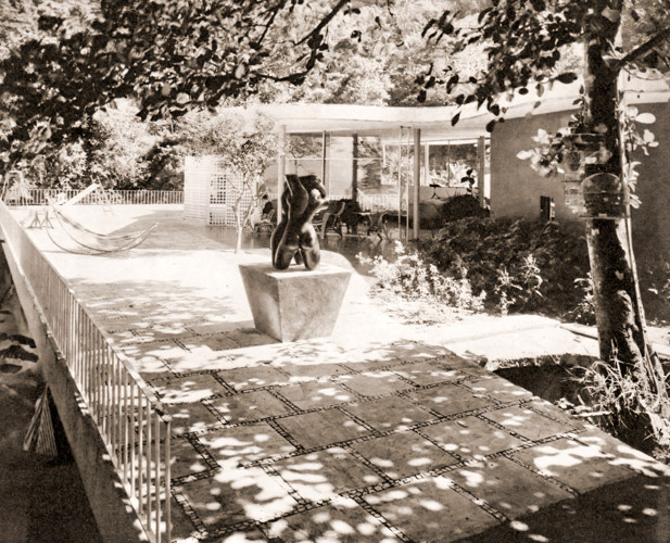 ニーマイヤーの家 2 [三浦寅吉, 日本カメラ 1955年2月号より] パブリックドメイン画像 