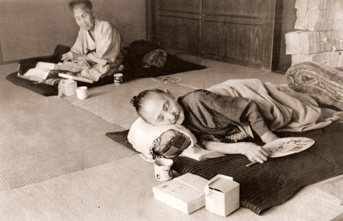 としよりの日の養老院（病室から出られぬひとのためには、まくらもとまで、お祝いのおくりものがとどけられた） [橋本公延, 日本カメラ 1955年2月号より] パブリックドメイン画像 