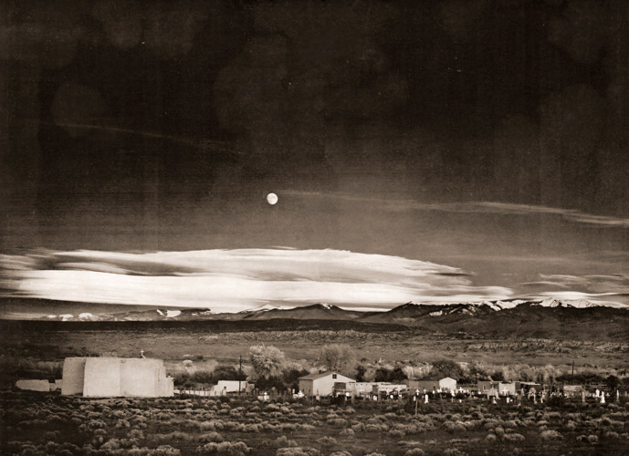ヘルマンデスの月（ニューメキシコ） [アンセル・アダムス, 日本カメラ 1955年2月号より] パブリックドメイン画像 