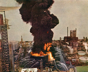 四日市のタンク火災 [高石晴夫, 日本カメラ 1955年2月号より]のサムネイル画像