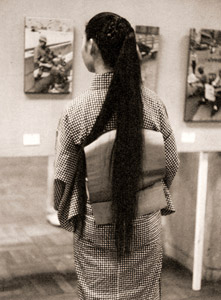 展覧会場で [秋葉英, 日本カメラ 1956年1月号より]のサムネイル画像