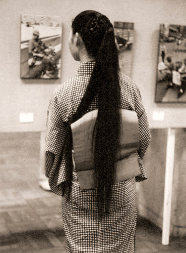 展覧会場で [秋葉英, 日本カメラ 1956年1月号より] パブリックドメイン画像 