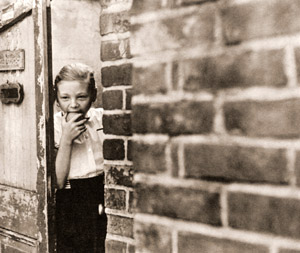 梨を噛る少女 [吉田泰治, 日本カメラ 1956年1月号より]のサムネイル画像