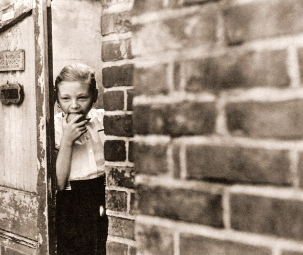 梨を噛る少女 [吉田泰治, 日本カメラ 1956年1月号より] パブリックドメイン画像 