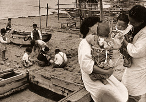 漁村の子供達 [芝谷通夫, 日本カメラ 1956年1月号より]のサムネイル画像