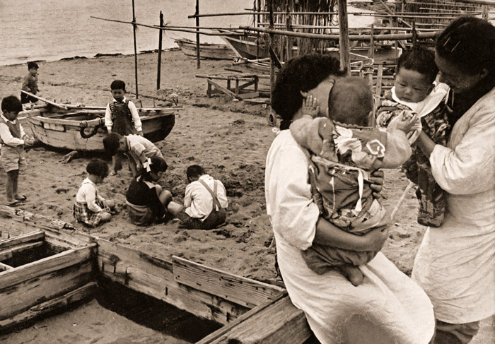 漁村の子供達 [芝谷通夫, 日本カメラ 1956年1月号より] パブリックドメイン画像 