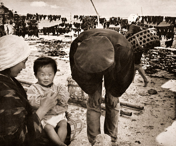 漁村のひるさがり [伊東忠全, 日本カメラ 1956年1月号より] パブリックドメイン画像 