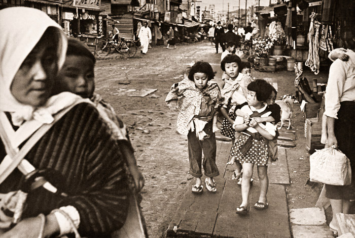 子守の時間 [工藤正市, 日本カメラ 1956年1月号より] パブリックドメイン画像 