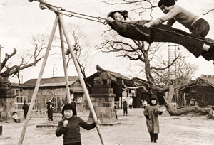 冬近き境内にて [豊島真, 日本カメラ 1956年1月号より]のサムネイル画像