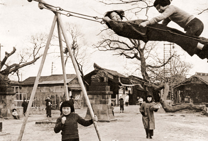 冬近き境内にて [豊島真, 日本カメラ 1956年1月号より] パブリックドメイン画像 