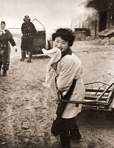 浜の娘 [小名山右京, 日本カメラ 1956年1月号より]のサムネイル画像