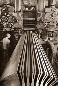 重電機工業(ブラノミラーにかかったロートル） [渡辺義雄, 日本カメラ 1956年1月号より]のサムネイル画像