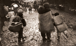 街買いの母子 [岩本堅, 日本カメラ 1956年4月号より]のサムネイル画像