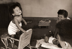 午後のひととき [瀬戸川巧, 日本カメラ 1956年4月号より]のサムネイル画像