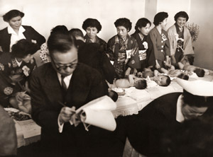 赤ちゃん審査 [外山福三, 日本カメラ 1956年4月号より]のサムネイル画像