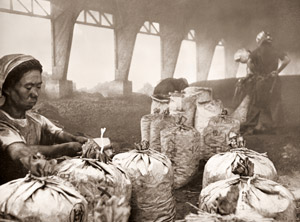 豆炭工場の女 [徳永昭, 日本カメラ 1956年4月号より]のサムネイル画像