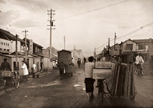 屋台の出る町 [金神鉄三, 日本カメラ 1956年4月号より]のサムネイル画像