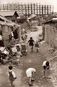 ビルをめぐる部落 [木下欽一, 日本カメラ 1956年4月号より]のサムネイル画像
