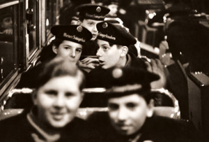 ウィーン少年合唱団 3(バスに乗って移動するウィーン少年合唱団の子供たち） [木下欽一, 日本カメラ 1956年4月号より]のサムネイル画像