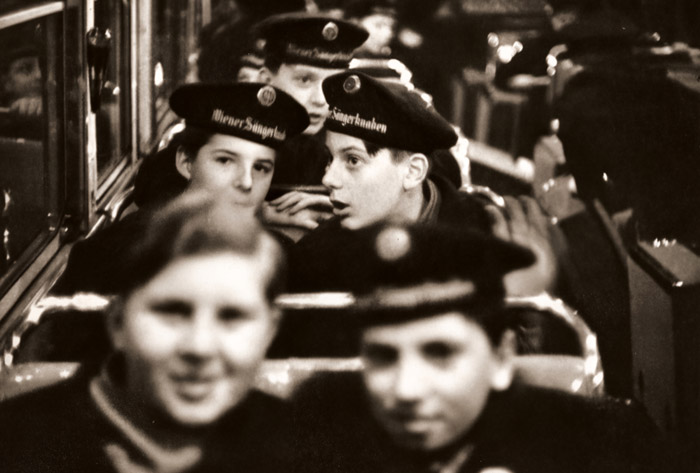 ウィーン少年合唱団 3（バスに乗って移動するウィーン少年合唱団の子供たち） [木下欽一, 日本カメラ 1956年4月号より] パブリックドメイン画像 