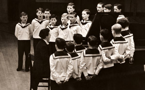 ウィーン少年合唱団 2(ピアノを囲んで歌うウィーン少年合唱団の子供たち） [木下欽一, 日本カメラ 1956年4月号より]のサムネイル画像
