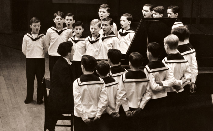 ウィーン少年合唱団 2（ピアノを囲んで歌うウィーン少年合唱団の子供たち） [木下欽一, 日本カメラ 1956年4月号より] パブリックドメイン画像 