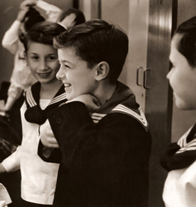 ウィーン少年合唱団 1(笑っているウィーン少年合唱団の男の子） [木下欽一, 日本カメラ 1956年4月号より]のサムネイル画像