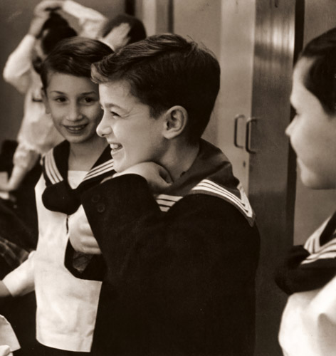 ウィーン少年合唱団 1（笑っているウィーン少年合唱団の男の子） [木下欽一, 日本カメラ 1956年4月号より] パブリックドメイン画像 