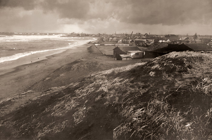 町と海 [浜谷浩, 日本カメラ 1956年4月号より] パブリックドメイン画像 