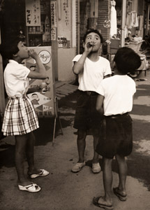 街の子供 [図子正和, 月刊カメラ 1956年10月号より]のサムネイル画像