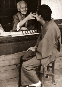 Talking [Kingo Sato,  from Gekkan Camera October 1956] Thumbnail Images