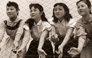 Girls behind Net [Noboru Murata,  from Gekkan Camera October 1956] Thumbnail Images