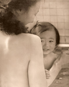 浴室にて [大束元, 日本カメラ 1952年2月より]のサムネイル画像