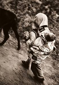 牛を追う女 [宮本松司, 日本カメラ 1955年3月号より]のサムネイル画像