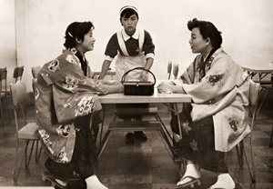 ウェイトレスと二人の客 [海道太一, 日本カメラ 1955年3月号より]のサムネイル画像