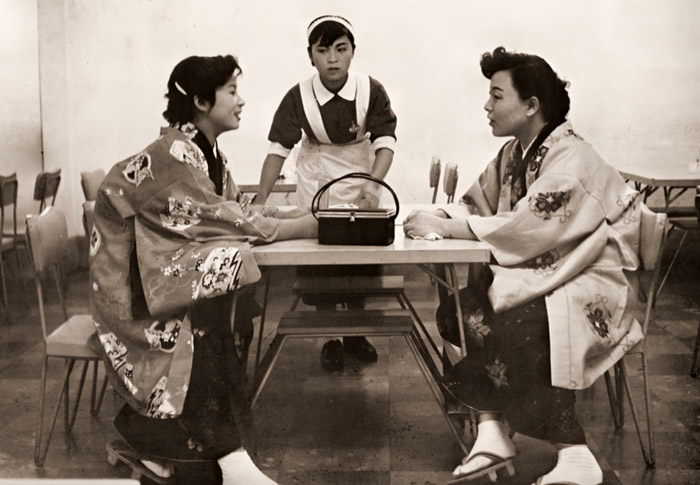 ウェイトレスと二人の客 [海道太一, 日本カメラ 1955年3月号より] パブリックドメイン画像 