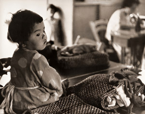Child Waiting for Mother [Kazuyuki Kiuchi,  from Nippon Camera March 1955] Thumbnail Images